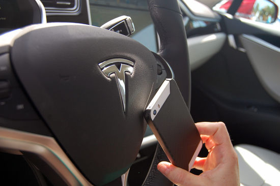 ��˹��Model S�̼�����������iPhone�����{�